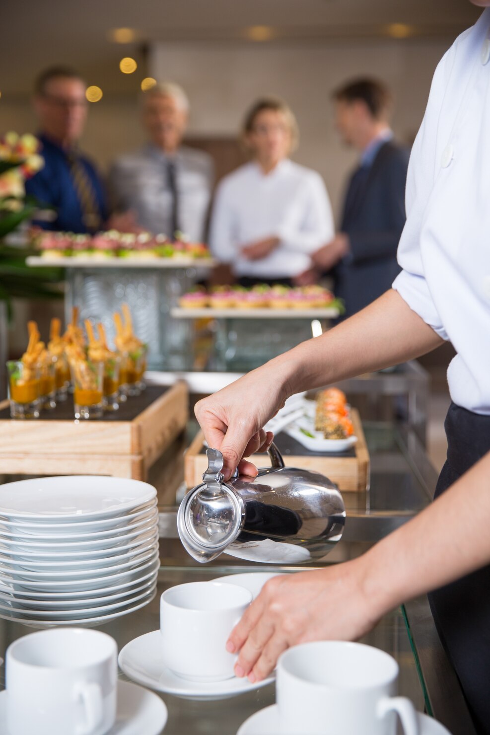 Equipo de catering preparando un evento